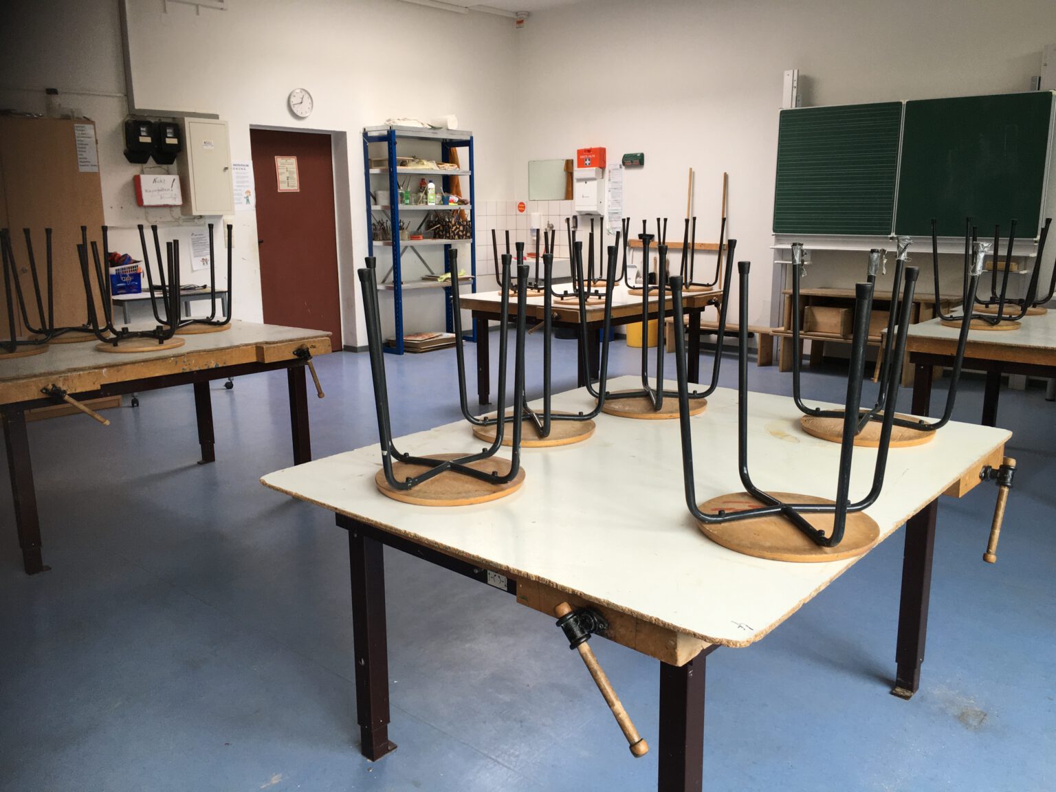 Werkraum der Grundschule Ashausen mit Werkbänken und Arbeitsplätzen