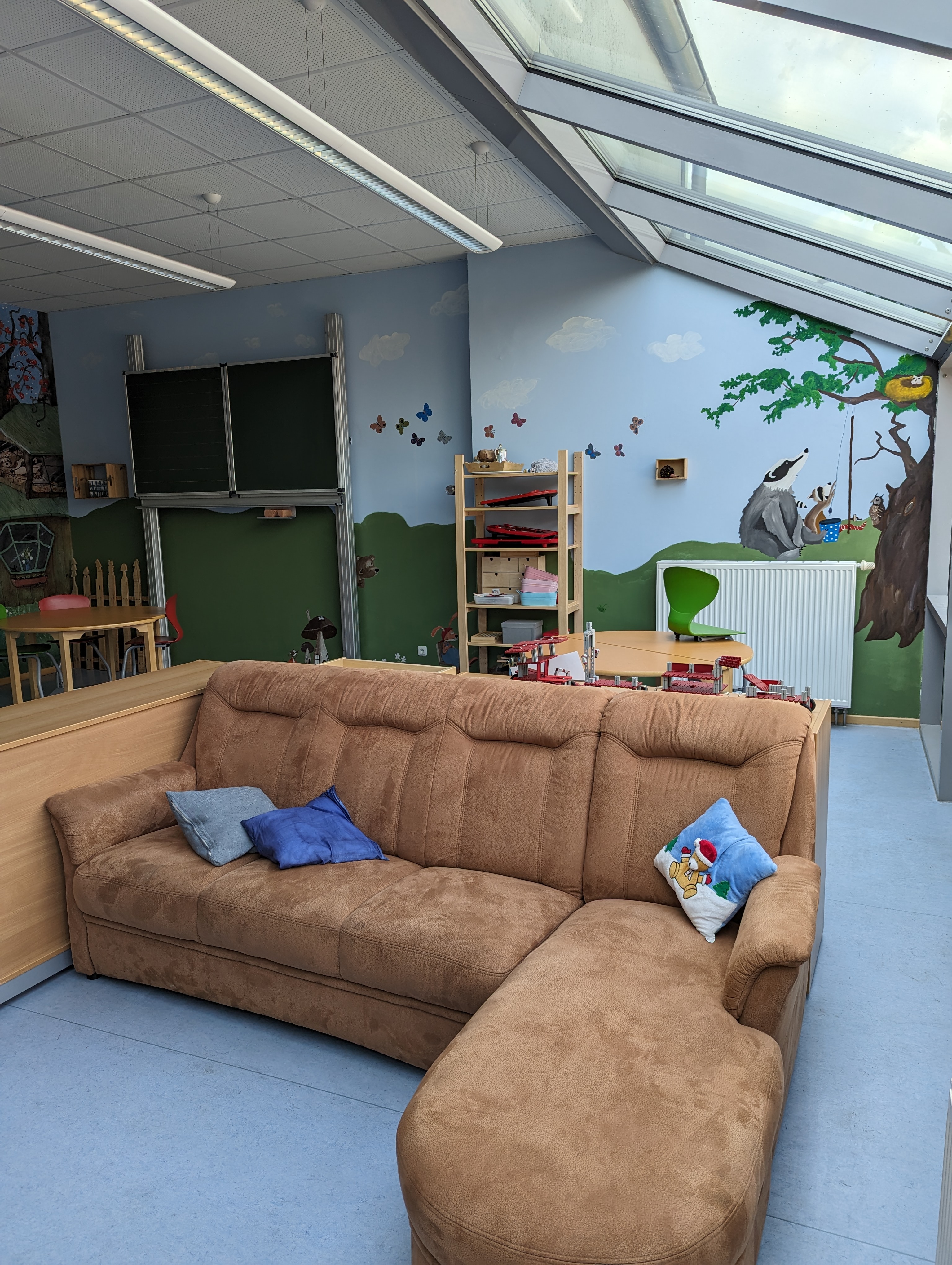 Waldschlösschen im Ganztag der Grundschule Ashausen mit großem Sofa und gemütlichem Aufenthaltsbereich.