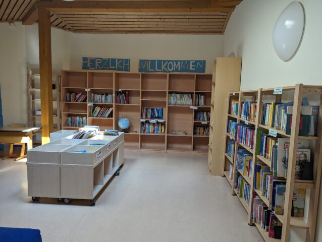 Regale und Leseplätze in der Schulbücherei